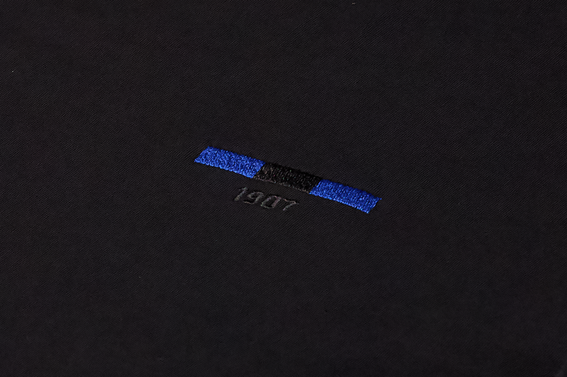 T-shirt svart blåsvart flagga