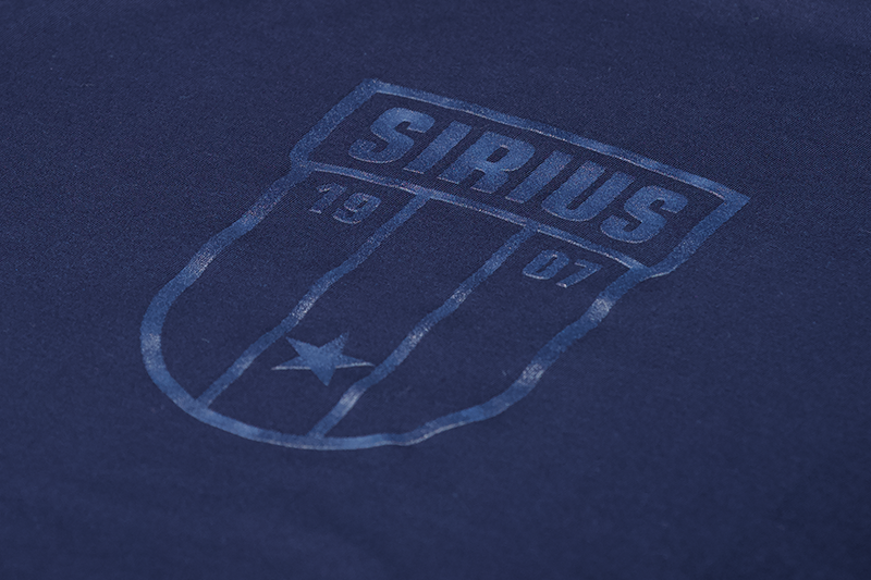 T-shirt marinblå logo ton i ton