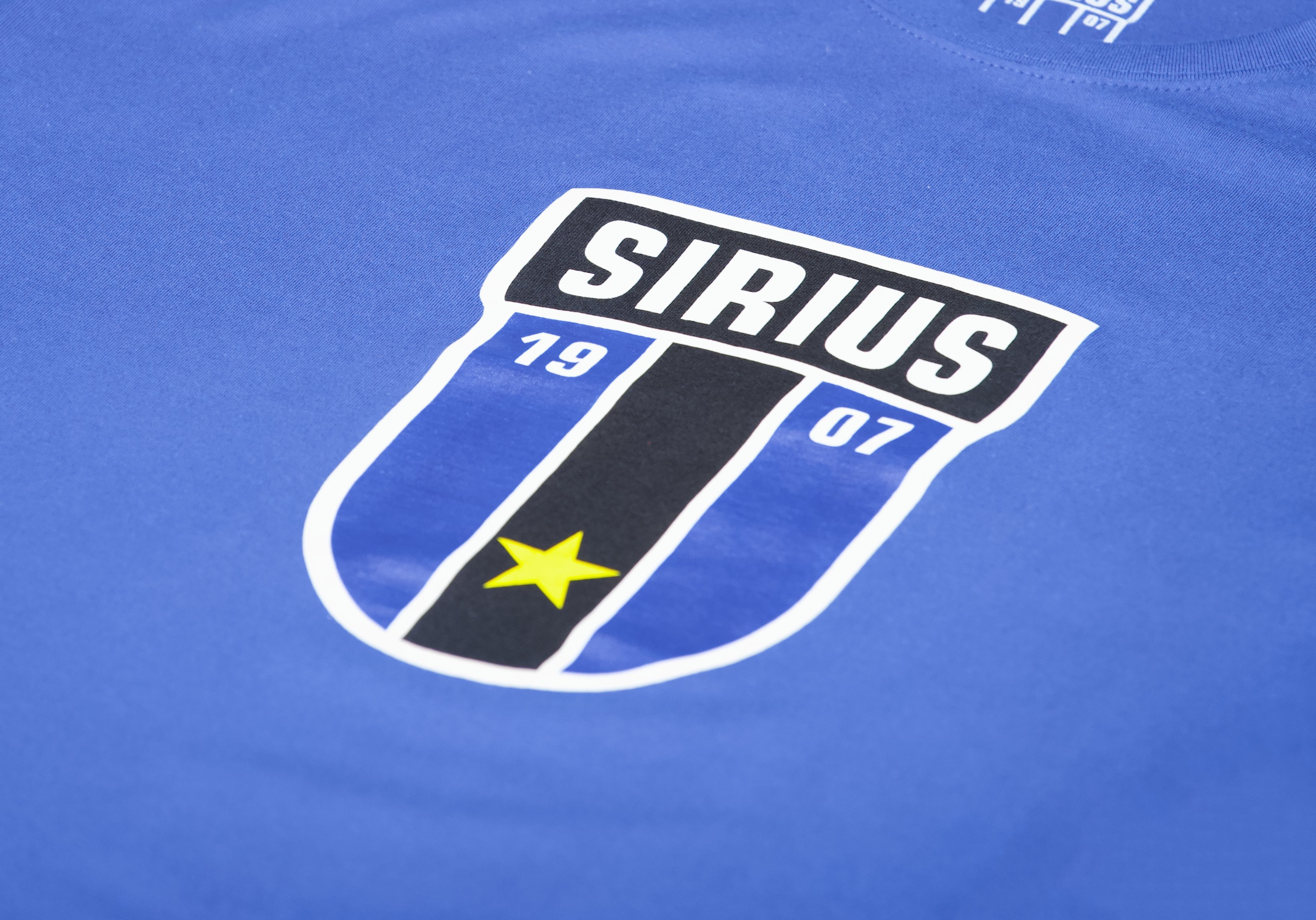 T-shirt royalblå logo