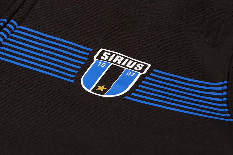 Zip hood svart ränder logo